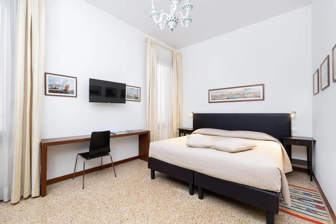 Residence Ca' Foscolo Venezia 2*,  Italia